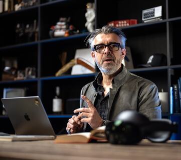 Eirik Norman Hansen mener ledere må slutte å kontrollere endring – og heller lære å bruke den aktivt. (Foto: Elisabeth Anker Jakobsen) Eirik Norman Hansen mener ledere må slutte å kontrollere endring – og heller lære å bruke den aktivt. (Foto: Elisabeth Anker Jakobsen)