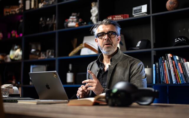 Eirik Norman Hansen mener ledere må slutte å kontrollere endring – og heller lære å bruke den aktivt. (Foto: Elisabeth Anker Jakobsen)