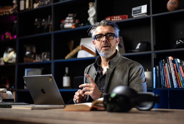 Eirik Norman Hansen mener ledere må slutte å kontrollere endring – og heller lære å bruke den aktivt. (Foto: Elisabeth Anker Jakobsen) Eirik Norman Hansen mener ledere må slutte å kontrollere endring – og heller lære å bruke den aktivt. (Foto: Elisabeth Anker Jakobsen)