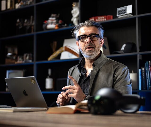 Eirik Norman Hansen mener ledere må slutte å kontrollere endring – og heller lære å bruke den aktivt. (Foto: Elisabeth Anker Jakobsen) Eirik Norman Hansen mener ledere må slutte å kontrollere endring – og heller lære å bruke den aktivt. (Foto: Elisabeth Anker Jakobsen)