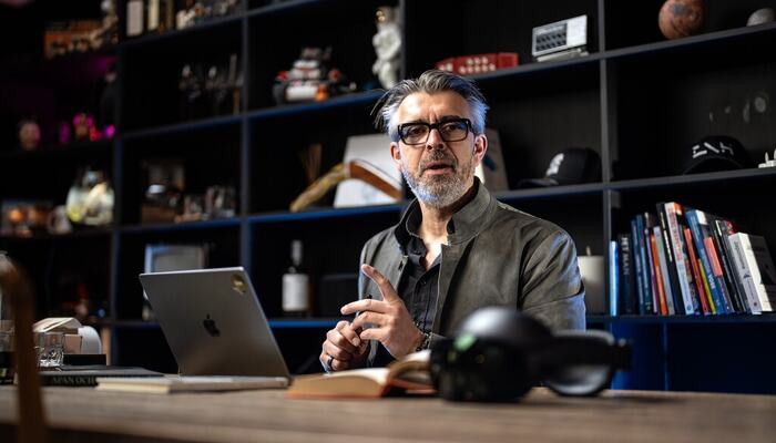 Eirik Norman Hansen mener ledere må slutte å kontrollere endring – og heller lære å bruke den aktivt. (Foto: Elisabeth Anker Jakobsen) Eirik Norman Hansen mener ledere må slutte å kontrollere endring – og heller lære å bruke den aktivt. (Foto: Elisabeth Anker Jakobsen)