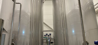 Skinnende rent: Vakkert, hygieniske utstyr når næringsmiddel produseres. Her er vi midtveis i produksjonsprosessen av havredrikker. Første produksjon av norske havredrikker gjennom smart samarbeid