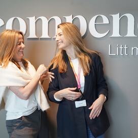 Bildetekst: (Fra høyre) Tonje Flack og Berta Lende Røed, senior rådgivere innen leder- og teamutvikling i Compendia. (Foto: Trude Håland) Bildetekst: (Fra høyre) Tonje Flack og Berta Lende Røed, senior rådgivere innen leder- og teamutvikling i Compendia. (Foto: Trude Håland)