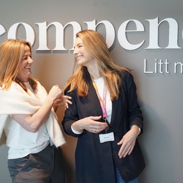 Bildetekst: (Fra høyre) Tonje Flack og Berta Lende Røed, senior rådgivere innen leder- og teamutvikling i Compendia. (Foto: Trude Håland) Bildetekst: (Fra høyre) Tonje Flack og Berta Lende Røed, senior rådgivere innen leder- og teamutvikling i Compendia. (Foto: Trude Håland)