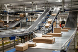 Komplett logistikkautomatisering, nå med KI-drevne roboter