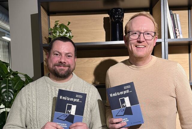 De fleste samtaler feiler ikke fordi temaet er vanskelig, men fordi lederen går inn med svarene klare, og slutter å stille de spørsmålene som faktisk gir innsikt. Marius til v og Morten til h (Foto May-Linn Lauritsen) De fleste samtaler feiler ikke fordi temaet er vanskelig, men fordi lederen går inn med svarene klare, og slutter å stille de spørsmålene som faktisk gir innsikt. Marius til v og Morten til h (Foto May-Linn Lauritsen)