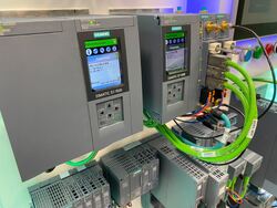 Redundante PLS-er som nå kan utvides med nye moduler (som I/O) under drift, såkalt «runtime». Siemens Innovation Days: Fra automatisering til autonom produksjon