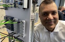 Zubair Iqbal viste blant annet nye I/O-moduler for feltinstallasjon, med inntil IP69K, for eksempel for næringsmiddelproduksjon. Siemens Innovation Days: Fra automatisering til autonom produksjon