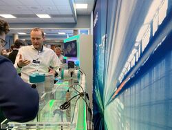 Ola Nesheim viser en komplett vannrigg, med instrumentering, styring og trådløse kommunikasjonsløsninger. Siemens Innovation Days: Fra automatisering til autonom produksjon