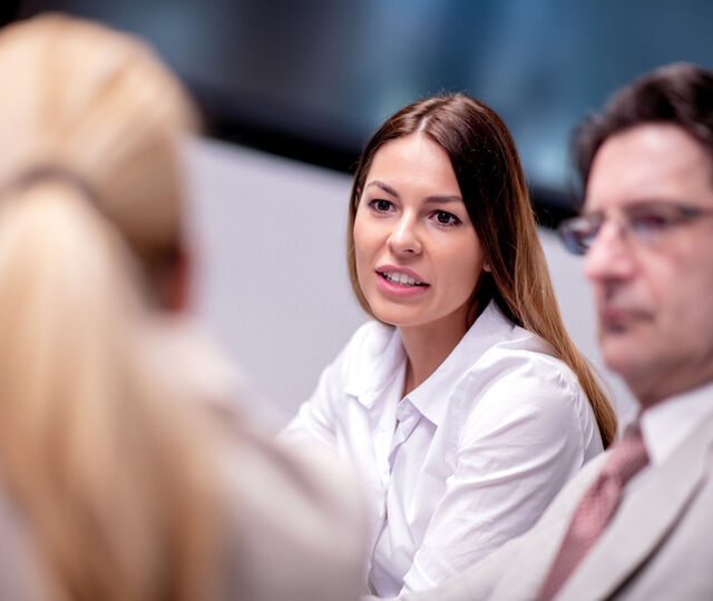 Sterke styrer handler ikke bare om kompetansen rundt bordet. Like viktig er hvordan styremedlemmene lytter, utfordrer hverandre og holder oppmerksomheten rettet mot de langsiktige beslutningene. (Foto: Istock.com) Sterke styrer handler ikke bare om kompetansen rundt bordet. Like viktig er hvordan styremedlemmene lytter, utfordrer hverandre og holder oppmerksomheten rettet mot de langsiktige beslutningene. (Foto: Istock.com)