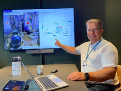Roar Nilsen, Program Manager i Yara International, viser AMNYTT et dynamisk skjermbilde med muligheter som ligger i den digitale tvillingen. Yara løfter anleggene i Porsgrunn opp i skyene
