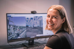 Marthine Bø, prosjektingeniør ved Yara Porsgrunn forteller at den digitale tvillingen hjelper henne med å effektivisere jobben ved at relevant informasjon om prosessutstyr, fabrikker og målinger er samlet på én plass. - Dette sparer meg for mye tid og jeg Yara løfter anleggene i Porsgrunn opp i skyene
