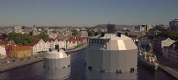 Dersom Fishglobe Technologies største og minste globe på 3500 og 30 000 kubikkmeter hadde vært i Stavanger sentrum, kunne det sett slik ut (Bilde/illustrasjon: Fishglobe Technologies). Fiskelykke uten lus i lukkede anlegg, hvor også miljøet vinner