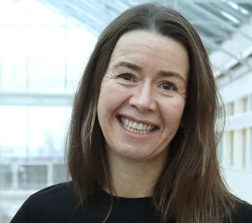 Heidi Austlid understreker at data først skaper verdi når de brukes til å peke retning, ikke til å kontrollere mennesker. (Foto: Ungt Entreprenørskap Norge) Heidi Austlid understreker at data først skaper verdi når de brukes til å peke retning, ikke til å kontrollere mennesker. (Foto: Ungt Entreprenørskap Norge)