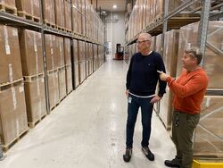 Produksjon på nærmere 20 000 kg i døgnet fyller raskt opp lageret, med automatiseringsingeniør Frode Solheim til venstre og fabrikkdirektør Vegard Heggem. Høy automatiseringsgrad gir global konkurransekraft