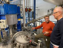 Fabrikkdirektør Vegard Heggem (t.v.) og automatiseringsingeniør Frode Solheim hos Vistin Pharma viser oss rundt på anlegget. Høy automatiseringsgrad gir global konkurransekraft
