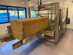 Helautomatisk pakkemaskin for 750 kartonger med 25 kg Metformin-pulver i sekker hvert døgn. Høy automatiseringsgrad gir global konkurransekraft