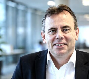 Stefan Tengblad, professor i HRM ved Göteborgs universitet, understreker at troverdighet i ledelse ikke skapes gjennom ord, men gjennom konsekvent atferd i hverdagen. Stefan Tengblad, professor i HRM ved Göteborgs universitet, understreker at troverdighet i ledelse ikke skapes gjennom ord, men gjennom konsekvent atferd i hverdagen.