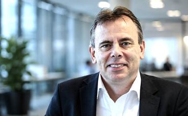 Stefan Tengblad, professor i HRM ved Göteborgs universitet, understreker at troverdighet i ledelse ikke skapes gjennom ord, men gjennom konsekvent atferd i hverdagen.