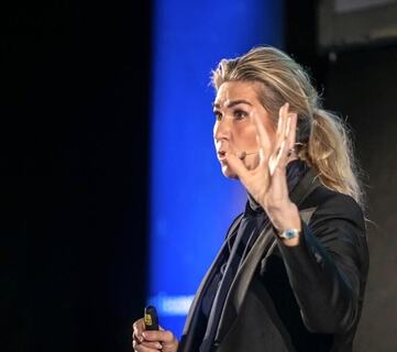 Da tusenvis av mennesker grep usynlige årer, ble en fortelling til kollektiv handling. For ledere er spørsmålet hvordan strategier kan skape både retning, deltakelse og rom for å korrigere kursen.