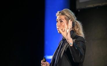 Da tusenvis av mennesker grep usynlige årer, ble en fortelling til kollektiv handling. For ledere er spørsmålet hvordan strategier kan skape både retning, deltakelse og rom for å korrigere kursen. Da tusenvis av mennesker grep usynlige årer, ble en fortelling til kollektiv handling. For ledere er spørsmålet hvordan strategier kan skape både retning, deltakelse og rom for å korrigere kursen.
