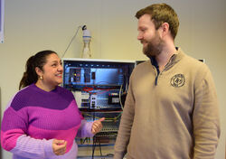Robotikkingeniør Angela Guerrero og teknisk sjef Mats Steier Bøvre flankerer et testsystem for styring av maskinene. Redder jorda med damp og innovativ teknologi