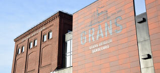 Ny og gammel bygningsmasse i skjønn forening. Bryggeriet ble etablert i 1899, og nå lages et opplevelsessenter i det historiske bygget til venstre. Solid kalibreringsregime for prosessinstrumenter gir produksjonsløft