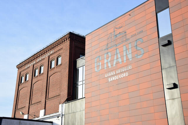 Ny og gammel bygningsmasse i skjønn forening. Bryggeriet ble etablert i 1899, og nå lages et opplevelsessenter i det historiske bygget til venstre. Solid kalibreringsregime for prosessinstrumenter gir produksjonsløft