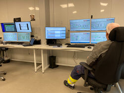 Sentralt kontrollrom med Siemens-basert styring hvor operatørene stort sett overvåker prosessene/batchene som er i gang. Solid kalibreringsregime for prosessinstrumenter gir produksjonsløft