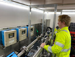 Kortreist kalibrering med mobil flowrigg for mengdemålere: Eirik Pedersen Sommer fra Endress+Hauser er gang med sjekk/kalibrering av en av mengdemålerne på bryggeriet. Solid kalibreringsregime for prosessinstrumenter gir produksjonsløft