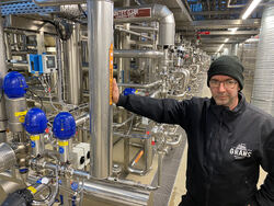 Teknisk systemadministrator Knut Zimmer hos Grans Bryggeri tok med seg omfattende erfaring fra legemiddelbransjen, som ofte gjenbrukes i bryggeriet. Solid kalibreringsregime for prosessinstrumenter gir produksjonsløft