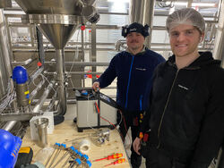 Duoen Ole Herman Refshauge (t.v.) og Fredrik Fredriksen Sejersted Bødtker fra Endress+Hauser tar seg av temperaturkalibreringen. Solid kalibreringsregime for prosessinstrumenter gir produksjonsløft