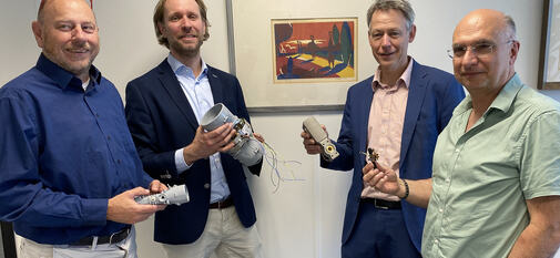 Glad lederkvartett på KROHNE Altometer viser fram eksempler på innovativ måleteknikk, fra venstre: Leon de Borgie, Martijn Panis, Lars Lemke og Dominique Basson. Glad lederkvartett på KROHNE Altometer viser fram eksempler på innovativ måleteknikk, fra venstre: Leon de Borgie, Martijn Panis, Lars Lemke og Dominique Basson.