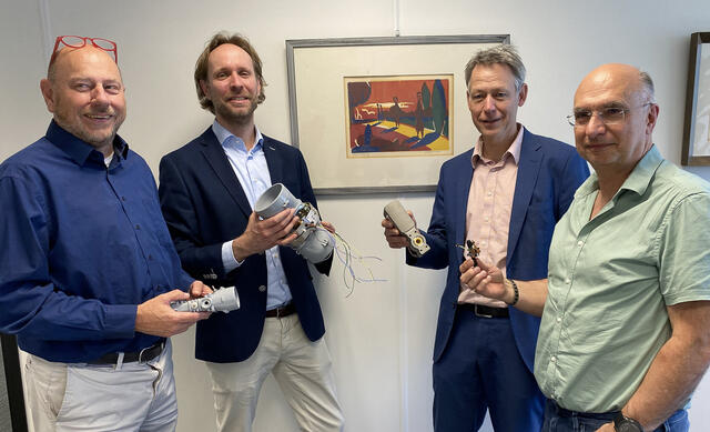 Glad lederkvartett på KROHNE Altometer viser fram eksempler på innovativ måleteknikk, fra venstre: Leon de Borgie, Martijn Panis, Lars Lemke og Dominique Basson. Glad lederkvartett på KROHNE Altometer viser fram eksempler på innovativ måleteknikk, fra venstre: Leon de Borgie, Martijn Panis, Lars Lemke og Dominique Basson.
