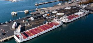 Asko Maritimes to elektriske sjødroner sparer én million kilometer lastebiltransport hvert år, med full autonomi på gang (Bilde: Asko Maritime). Fyrtårn for maritim autonomi og fjernstyring