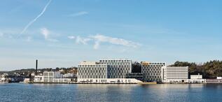 Dagens hovedkvarter ved kaikanten i Sandefjord, hvor Jotun etablerte den første fabrikken for 100 år siden (Bilde: Jotun/Morten Rakke). Jotun runder 100 år, bygger én ny fabrikk i året