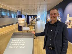 Fredrik Urdahl er teknisk direktør for standarder og metoder i Jotun-konsernet. Jotun runder 100 år, bygger én ny fabrikk i året