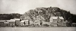 Jotuns første fabrikk ved kaikanten i Sandefjord (Bilde: Jotun). Jotun runder 100 år, bygger én ny fabrikk i året